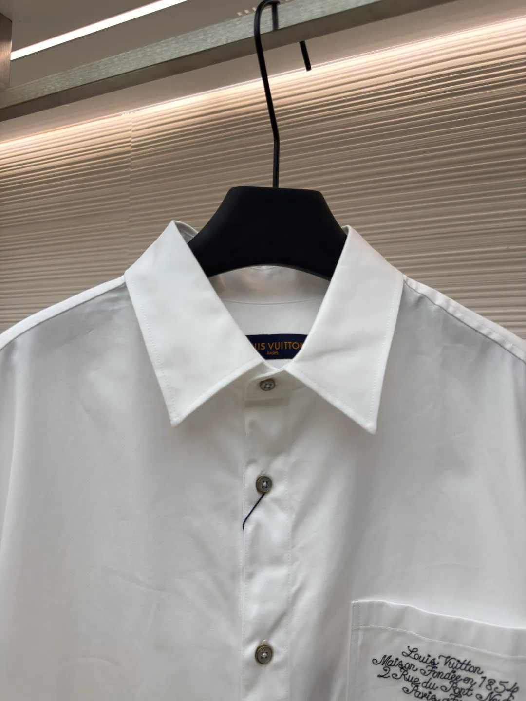 LOUIS VUITTON Mount Fuji embroidered short-sleeved shirt ●Authentic product: purchased and developed by 9150 ●Item number: 1680104-A75 ●Material: cotton fabric ●Technology: embroidery production ●Version: fitted version ●Weight: about 315 grams ●Size: Creative collaborations for the 2025 autumn and winter shows. A retro handwritten logo resides on the chest pocket, while the Mount Fuji and cherry blossom patterns on the back represent the iconic elements of Nigo's hometown. The overall wiring is straight and delicate, the fabric is comfortable and soft, and the color is consistent without color difference. It can be matched with the same style to create a fashionable look and control various occasions. Customized accessories, complete with three standards, same style for men and women!